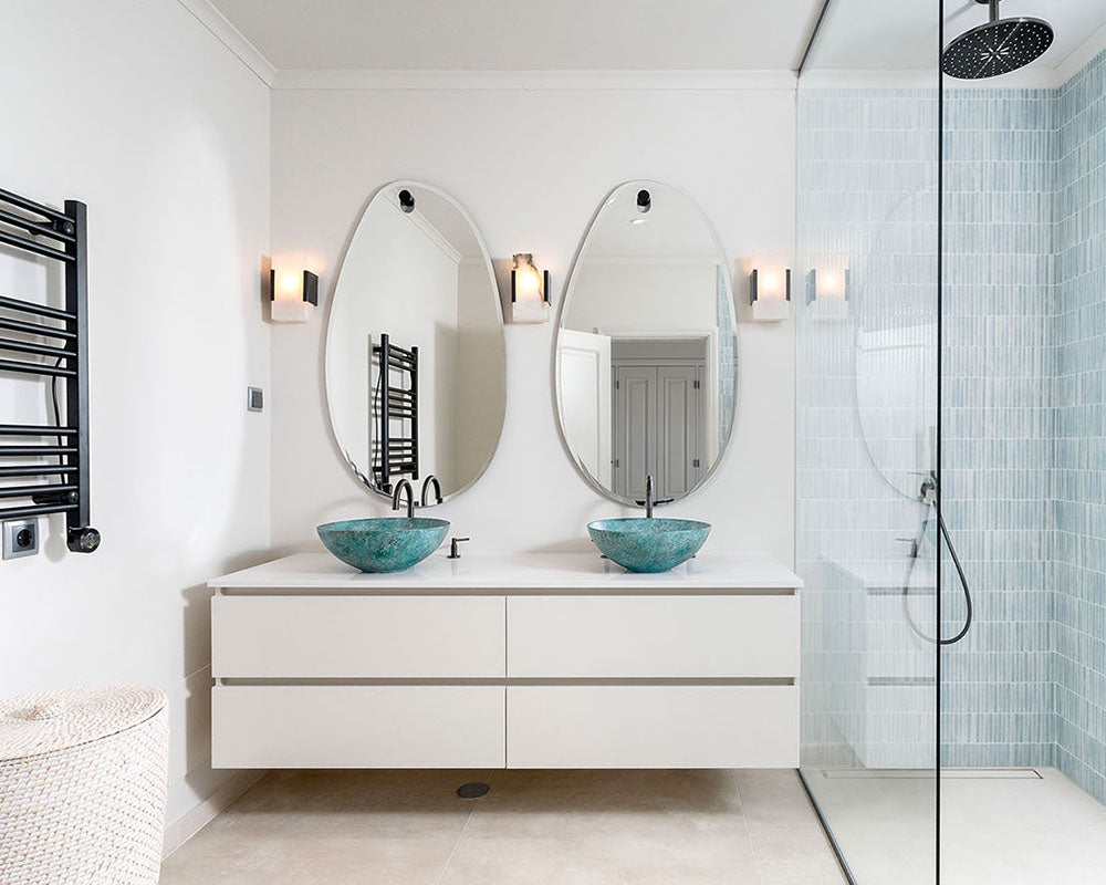 Miroir organique cadre argenté Globo Lago – détail sangle bois