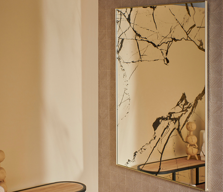 Miroir mural design moderne rectangulaire Marie en situation – salon – cadre doré