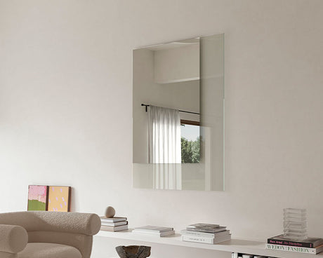 Miroir rectangulaire Void en situation – salle de séjour – argenté sans cadre