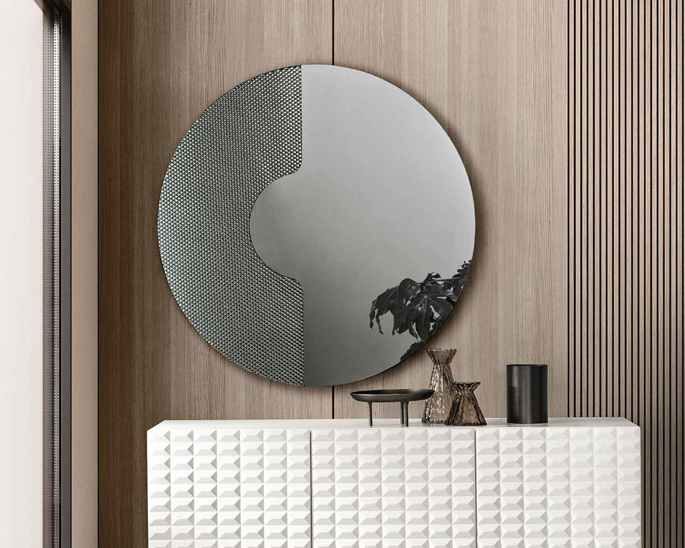 Miroir rond design Ilio en situation – salon – fumé sans cadre
