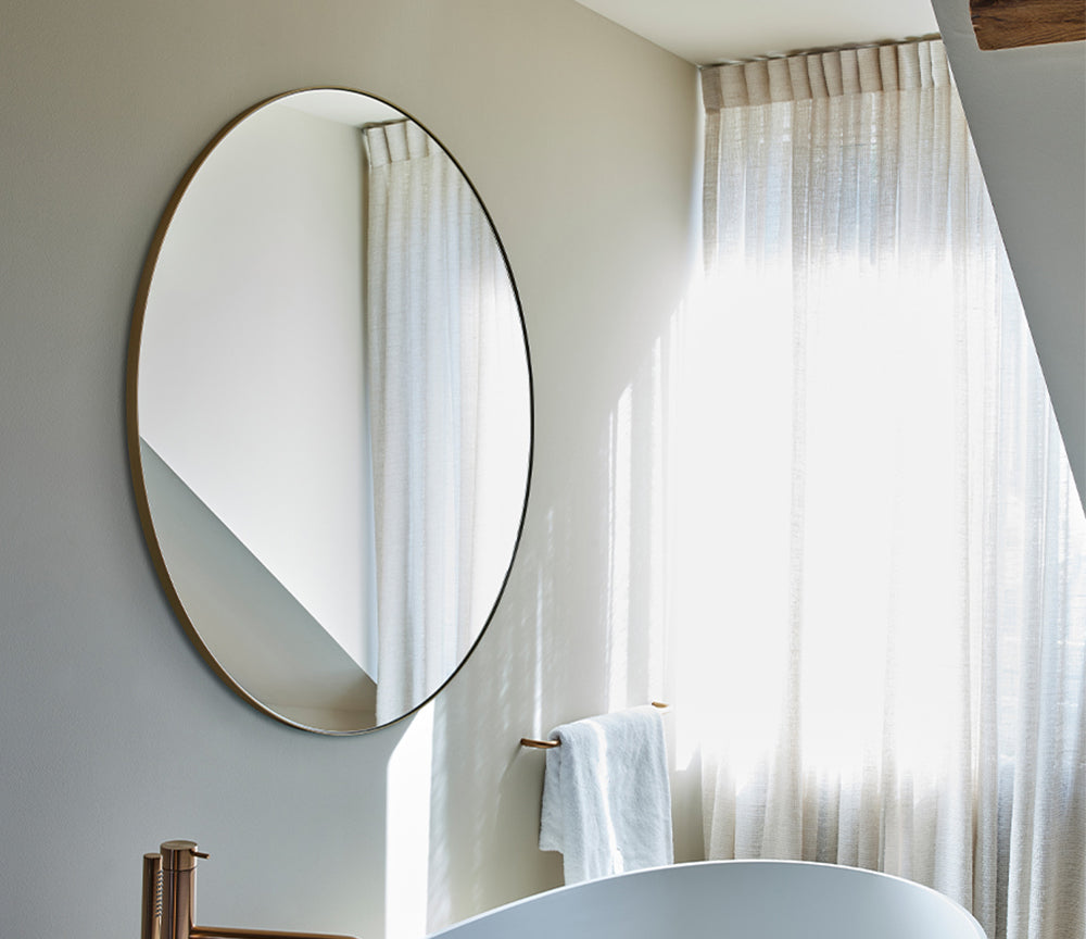 Miroir rond bronze Hoop Bronze – vue en situation salle de bain