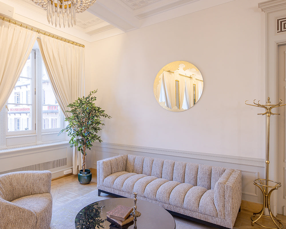 Miroir rond doré Ornato 100 cm – autre vue en situation salon