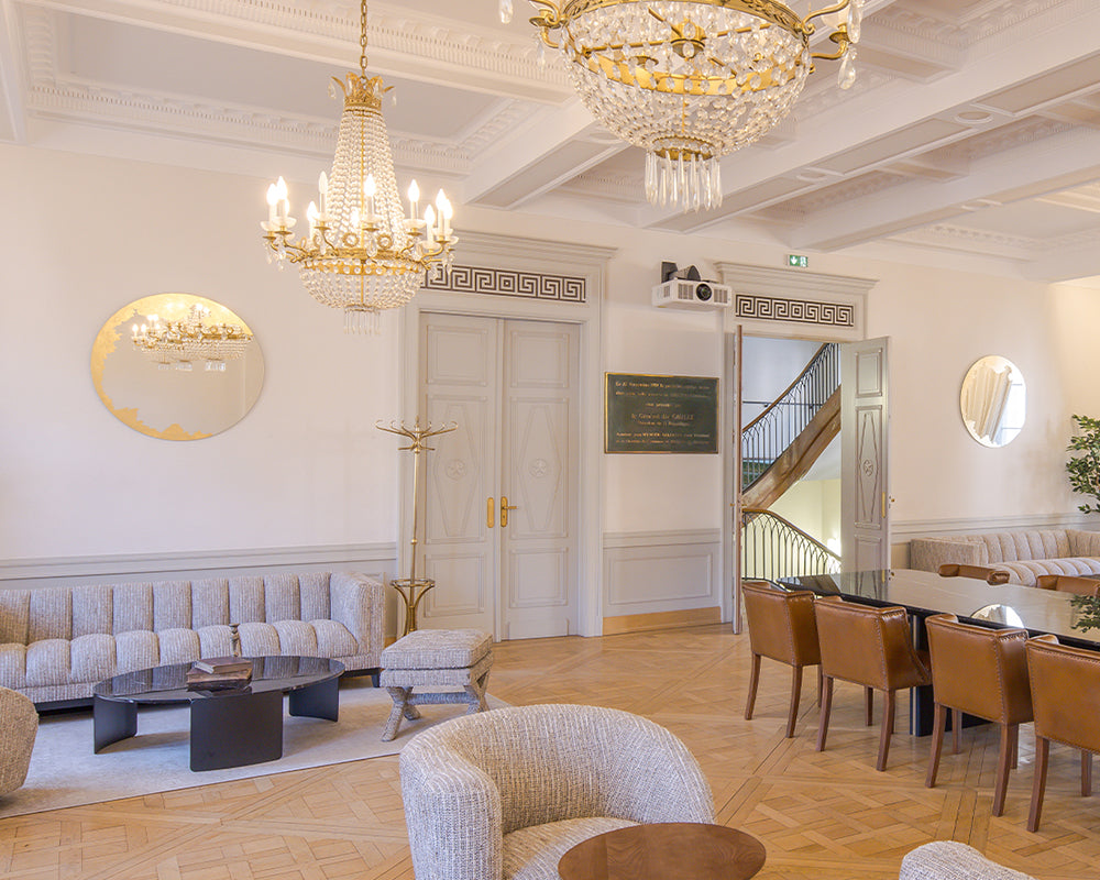 Grand miroir rond 100 cm Ornato en situation dans un salon