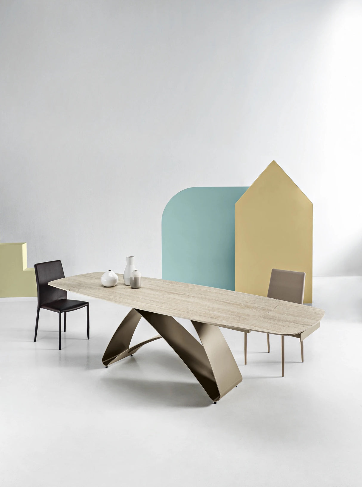 Détail du plateau en céramique travertin de la table Kiny – texture naturelle et finition haut de gamme
