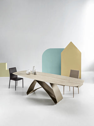 Détail du plateau en céramique travertin de la table Kiny – texture naturelle et finition haut de gamme
