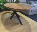démonstration d'une table ovale avec pieds central en bois massif 