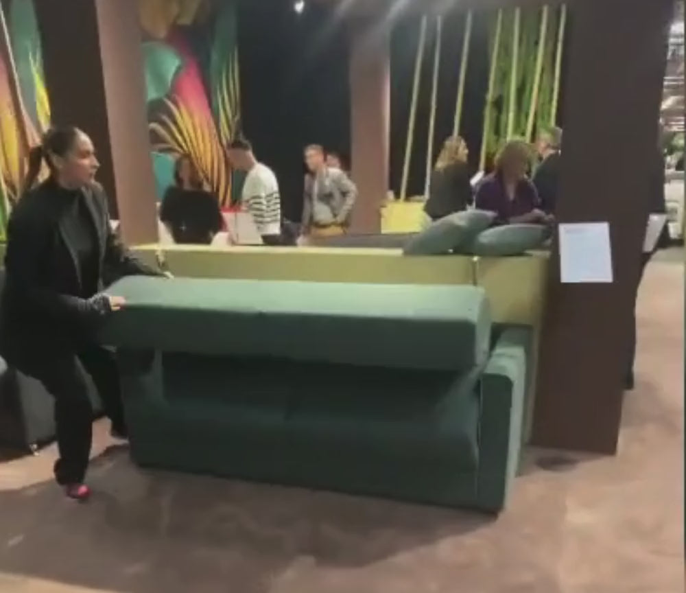 démonstration d'un canapé vert convertible rapido