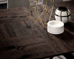 Détail du plateau bois noir de la table Quatro