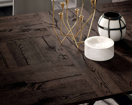 Détail du plateau bois noir de la table Quatro