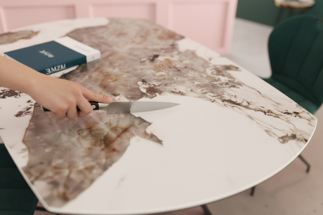 Résistance aux rayures - main avec couteau