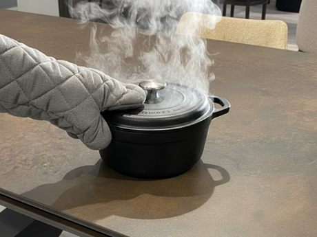 test plat chaud sur le plateau rouille bronze d'ue table a manger ceramique extensible