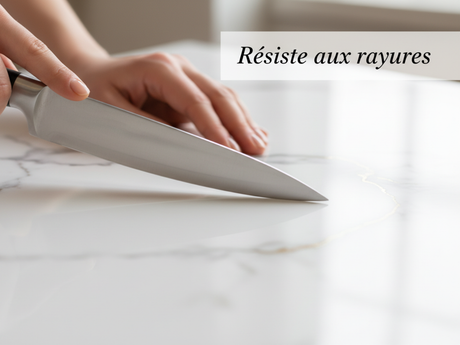 Démonstration de la resistance d'une table ovale en ceramique effet marbre