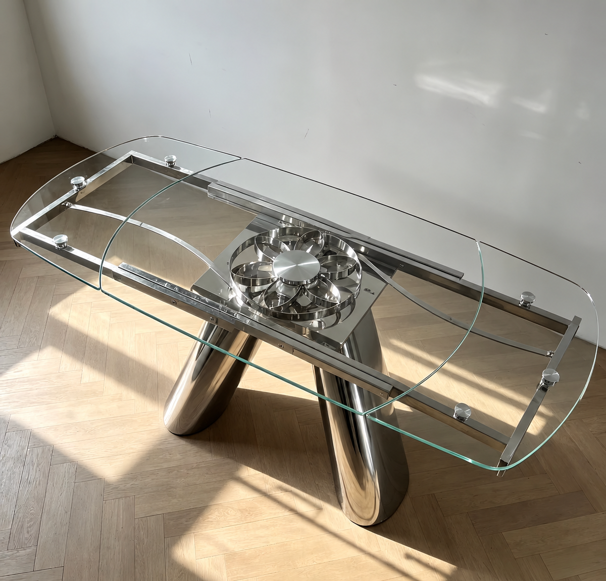Table en verre extensible Landy vue de dessus, plateau en verre trempé et mécanisme central en inox chromé