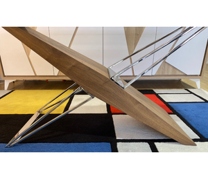 Table Fely verre et bois - détail du pied metal et structure noyer
