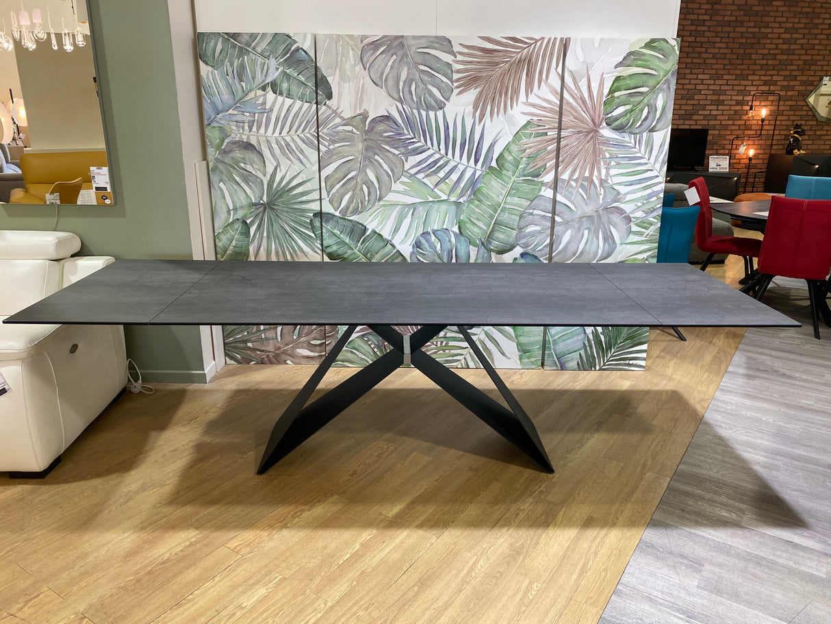 Table extensible Eddy en situation  – salle à manger – vue de face – céramique grise effet ardoise – ouverte