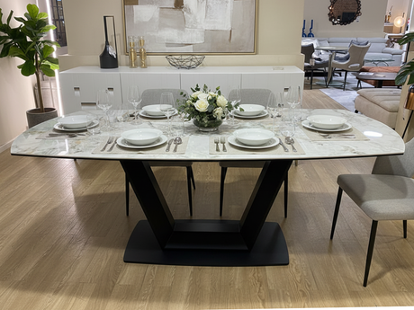 Table extensible ovale céramique marbre - ambiance dîner élégant avec pied central noir
