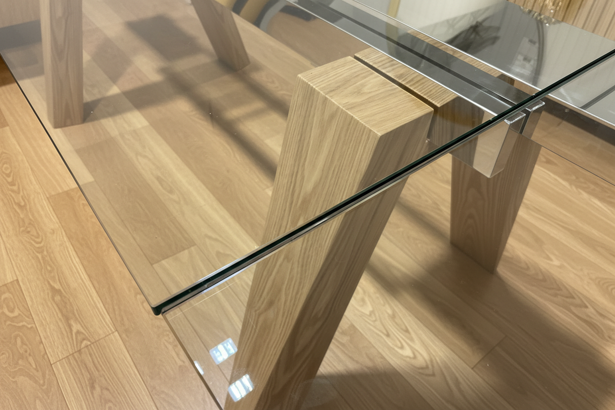 Table en verre et bois Wilson sous lumière naturelle dans le showroom Souffle d’Intérieur à Yerres – design contemporain et haut de gamme
