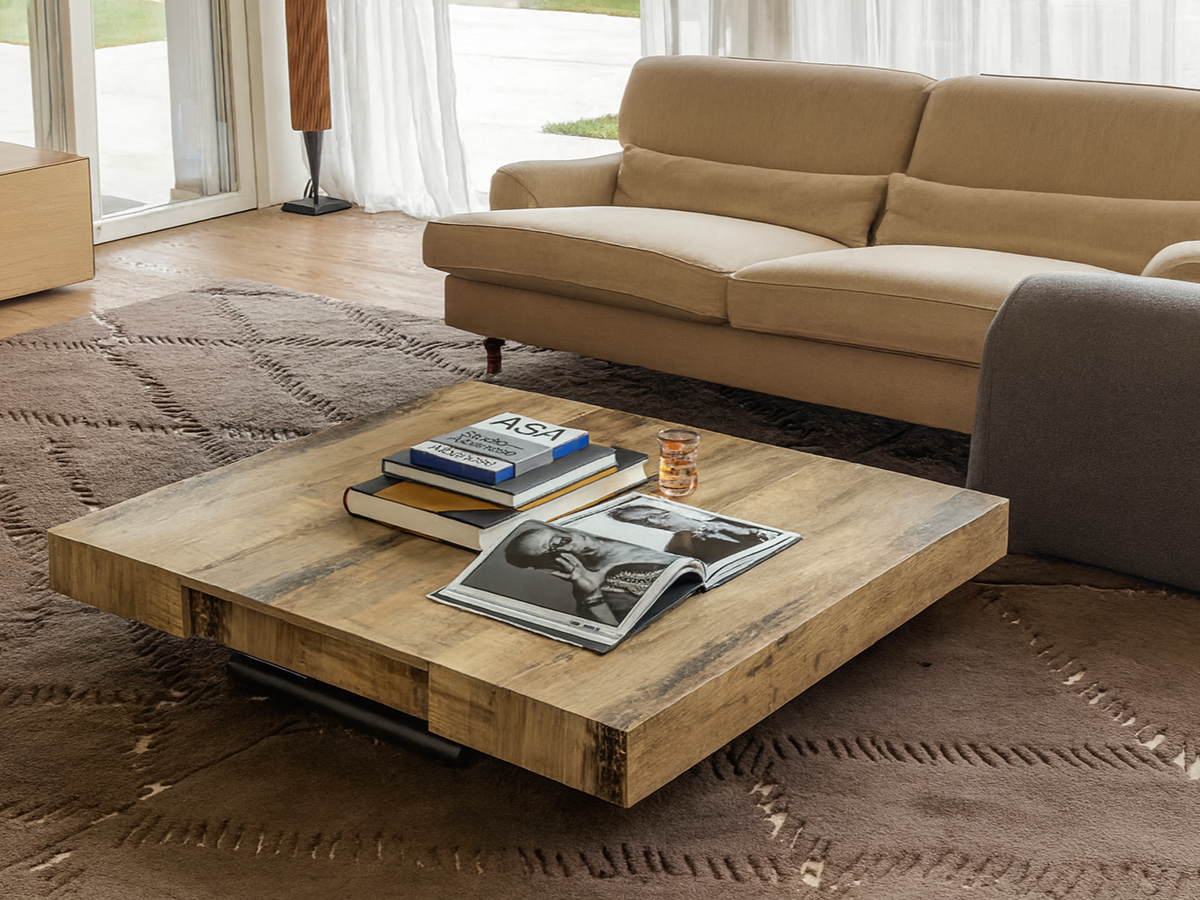 Table basse relevable extensible bois  en poisition basse devant un canapé - Altacom - Souffle d'intérieur
