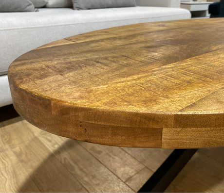 zoom détail plateau d'une table ovale en bois massif pieds métal noir dans le magasin de Yerres 