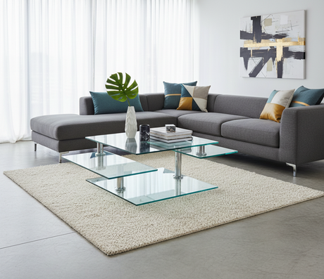 Table basse en verre pivotante intégrée dans un salon design contemporain