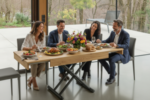 Déjeuner convivial en famille sur une table basse relevable extensible en bois dans une salle a manger