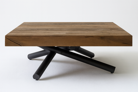 table basse relevable en bois massif avec pieds metal croisées extensible sur un fond blanc 