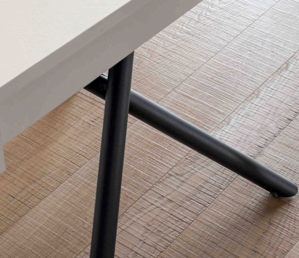 Table basse relevable design effet béton en position haute - Iris Altacom - Souffle d'Intérieur