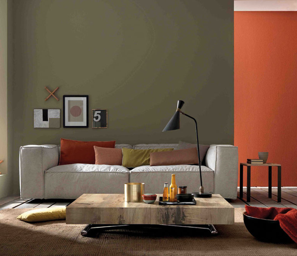 Table basse Assista en position basse dans un salon contemporain avec murs vert olive