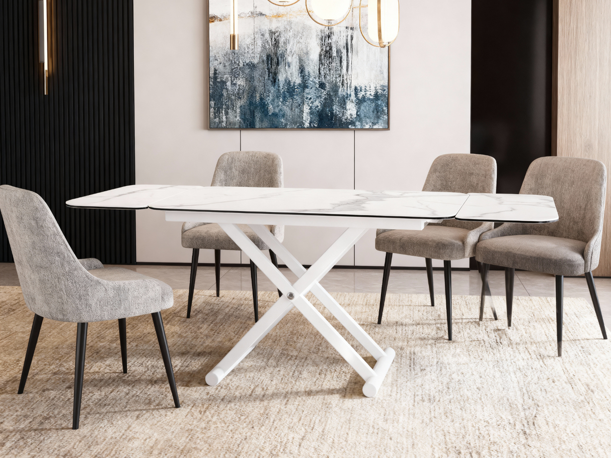 Table basse Enora relevable en céramique en position haute avec 4 chaises taupe dans un salon contemporain