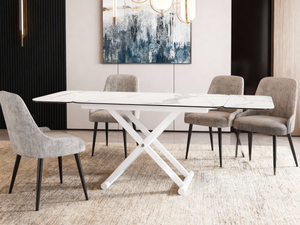 Table basse Enora relevable en céramique en position haute avec 4 chaises taupe dans un salon contemporain