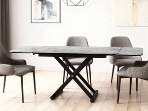 Table basse Enora relevable en céramique anthracite sur parquet dans un intérieur moderne