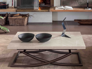 Table basse relevable extensible effet marbre en position fermé dans le salon - Altacom - Souffle d'intérieur
