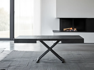 table basse grise ardoise marbre relevable extensible ouverte devant une cheminée