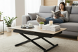 able basse relevable extensible céramique bois Julia en position haute dans un salon contemporain - Souffle d'Intérieur