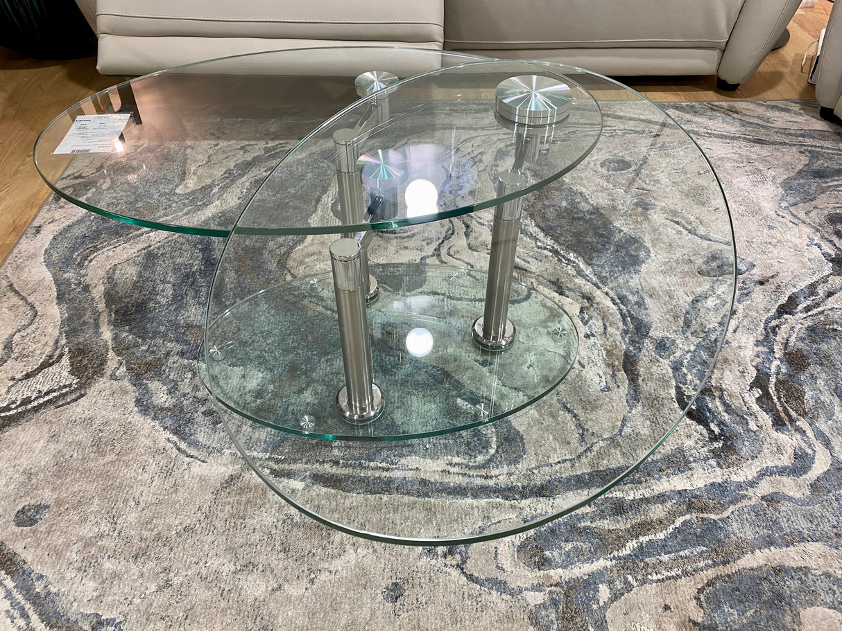 Table basse ovale Daniela en situation – salon – verre trempé transparent – mi-ouverte