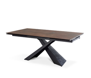 table en ceramique rouille vue de biais sur un fond blanc 