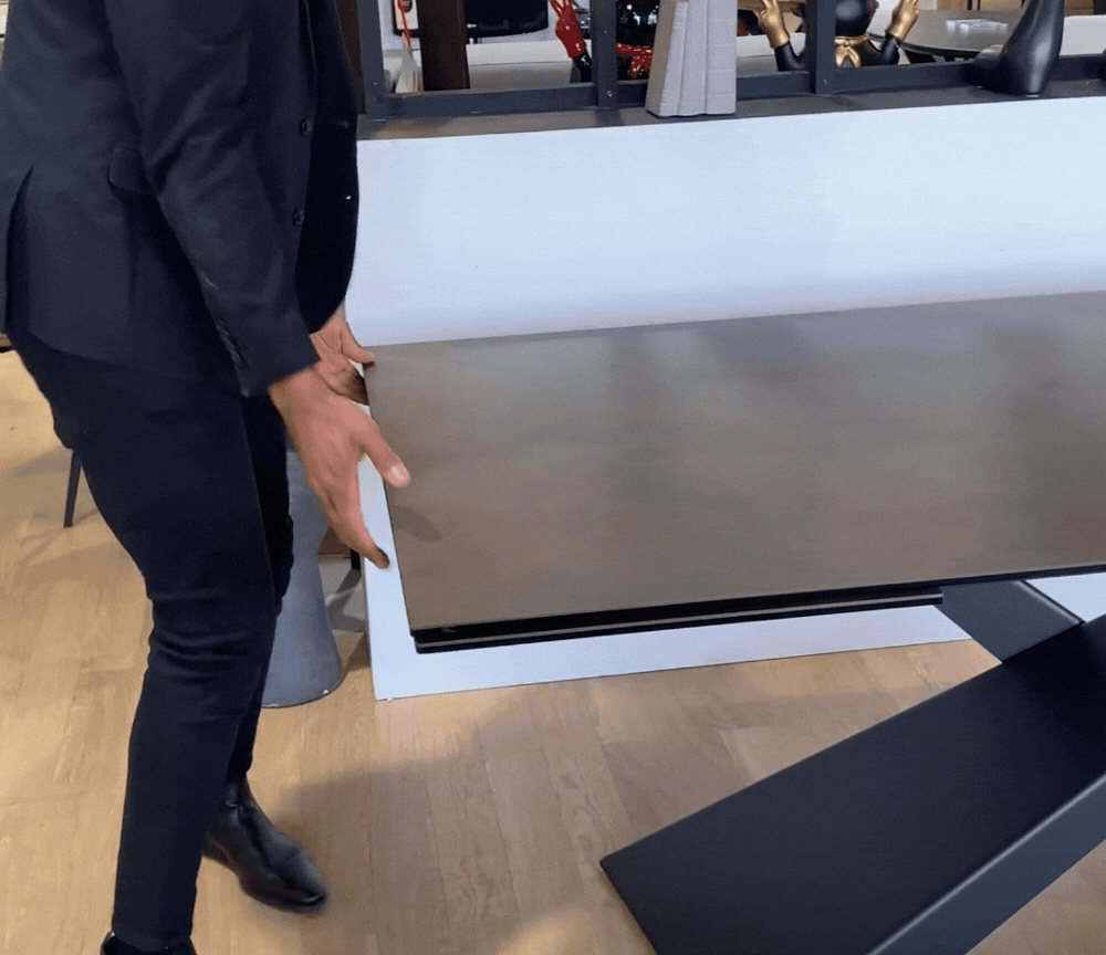 démonstration d'une table céramique extensible céramique 