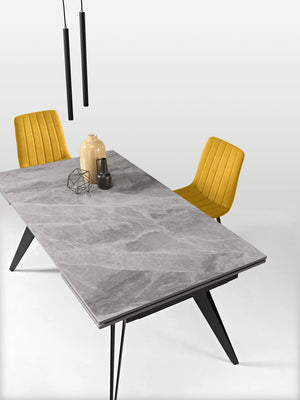 table ceramique extensible en marbre avec 4 pieds en metal et 2 chaises jaune