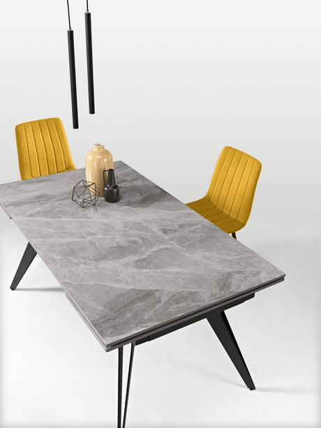 table ceramique extensible en marbre avec 4 pieds en metal et 2 chaises jaune