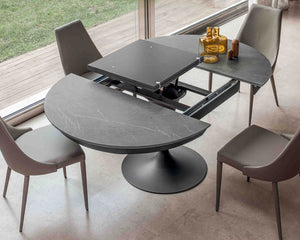Table céramique Sunnie en situation – salle à manger – plateau gris – ouvert