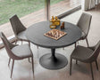 Table céramique Sunnie en situation – salle à manger – plateau gris – pieds métal noir