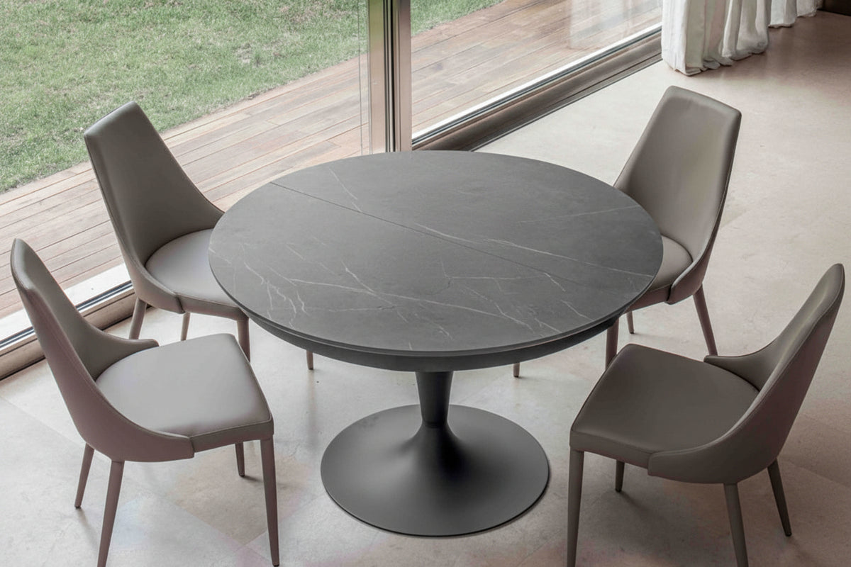 Table céramique Sunnie en situation – salle à manger – plateau gris – pieds métal noir
