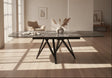 Table de repas extensible Sedona – vue 3/4 – céramique eramosa, pied acier laqué noir mat