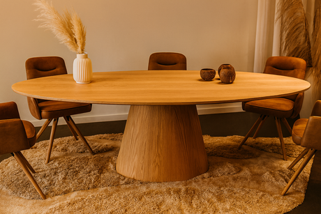 table de salle à manger ovale en bois dans une salle à manger 