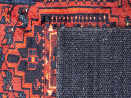 Gros plan sur les fibres polyester et coton du tapis salon marocain