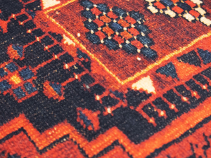 Zoom sur la texture douce et la finition du tapis marocain Sultana