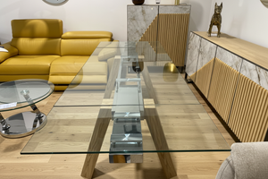 Table en verre et bois Wilson présentée avec un canapé assorties dans le showroom Souffle d’Intérieur à Yerres
