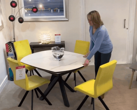 démontration de l'ouverture d'une table extensible en céramique marbre blanc mat - Souffle d'intérieur