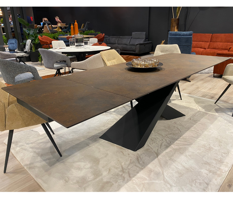 table ouverte en magasin avec 2 rallonges céramique effet métal rouille