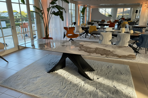 table lievens ceramique effet marbre extensible exposé dans le magasin de meubles Souffle d'intérieur à Yerres
